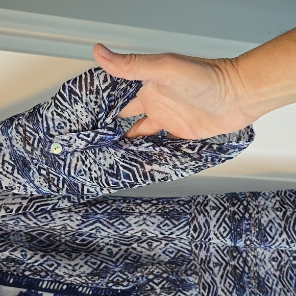 Figueroa and flower blouse - Picture 5 of 5